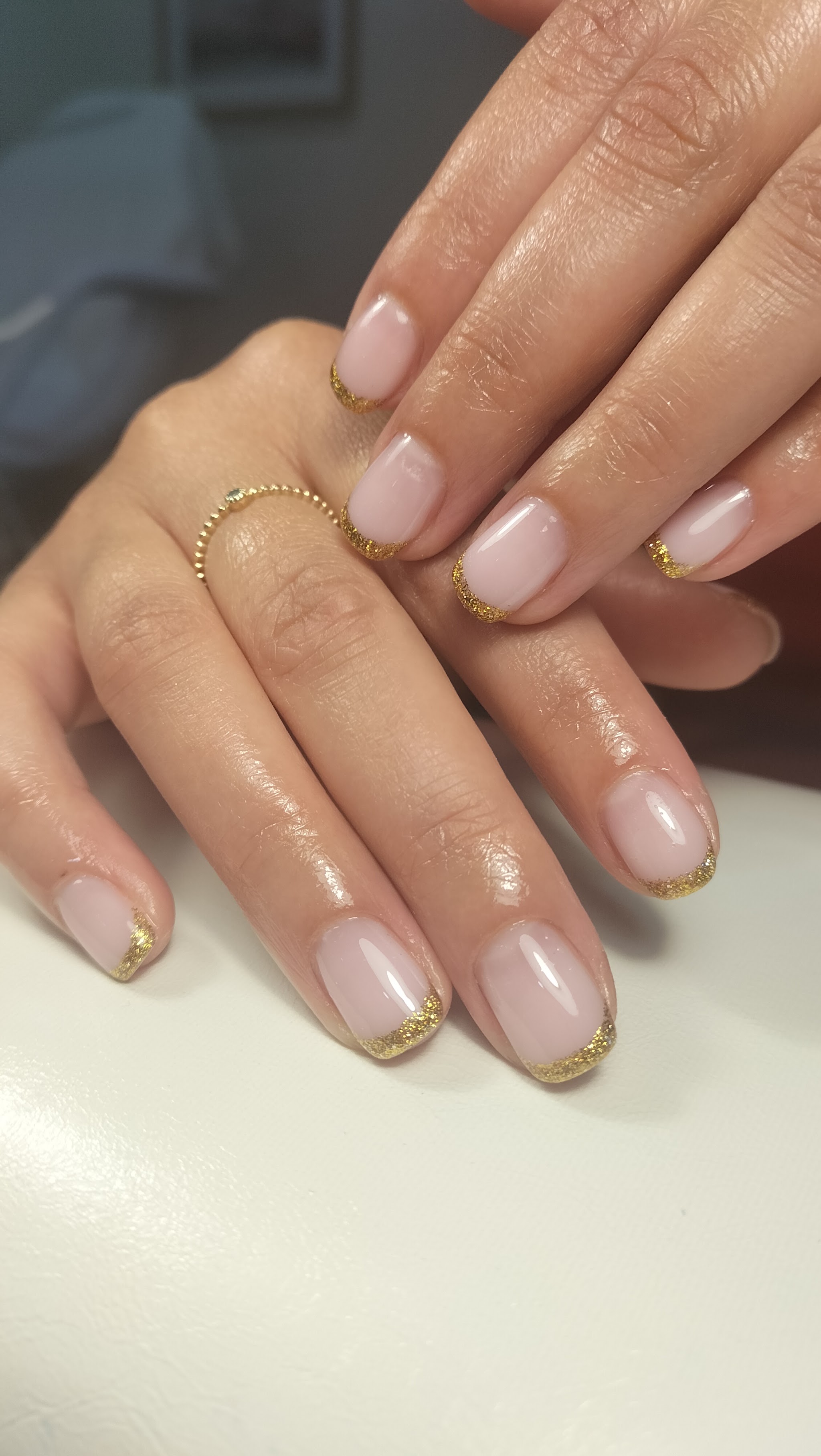 Naturelkleurige manicure met subtiele gouden details