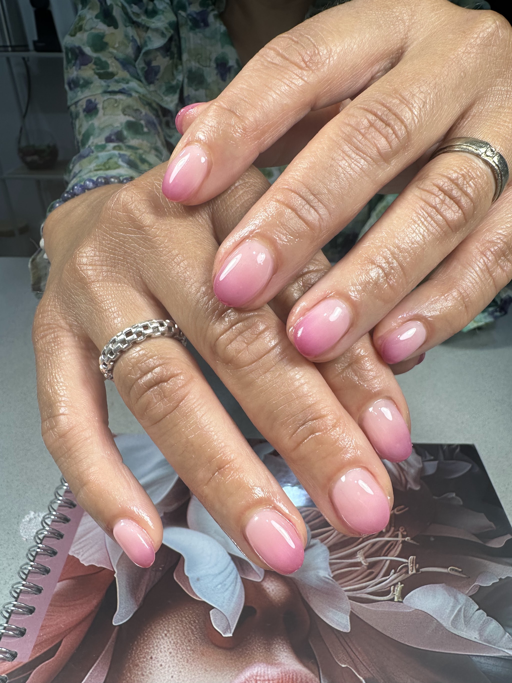 Afgewerkte roze manicure met een glanzende afwerking