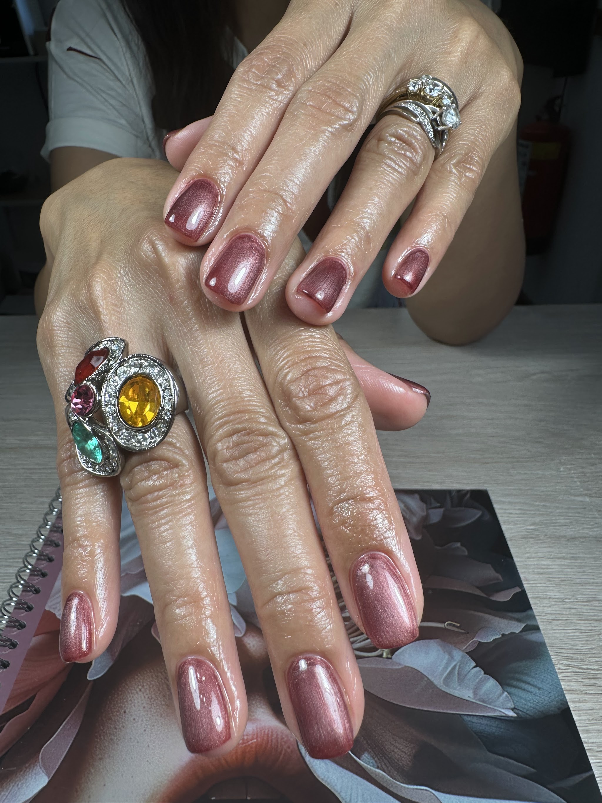 Bordeauxrode manicure met een glanzende afwerking
