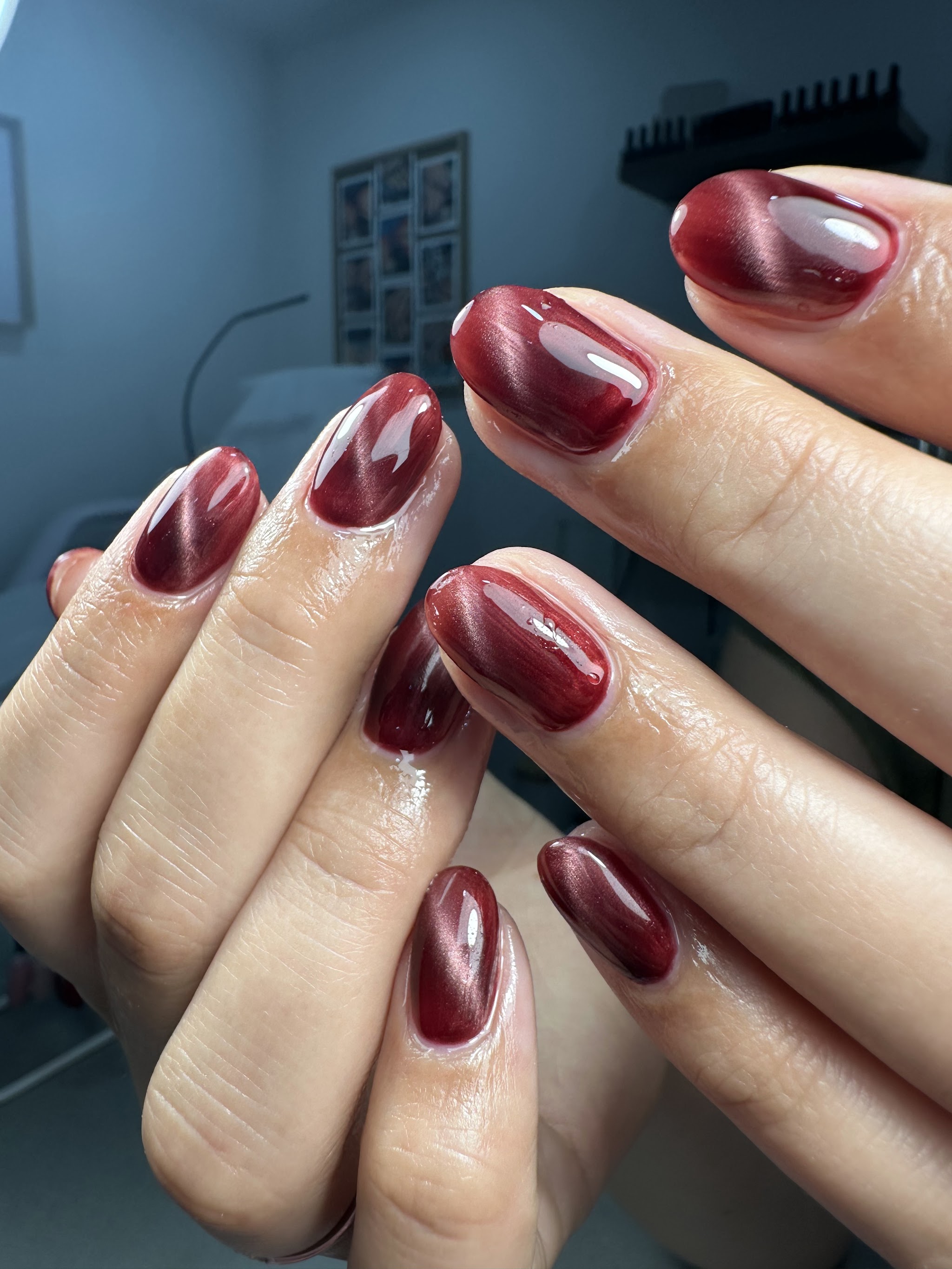 Dieprode glanzende manicure met amandelvormige nagels