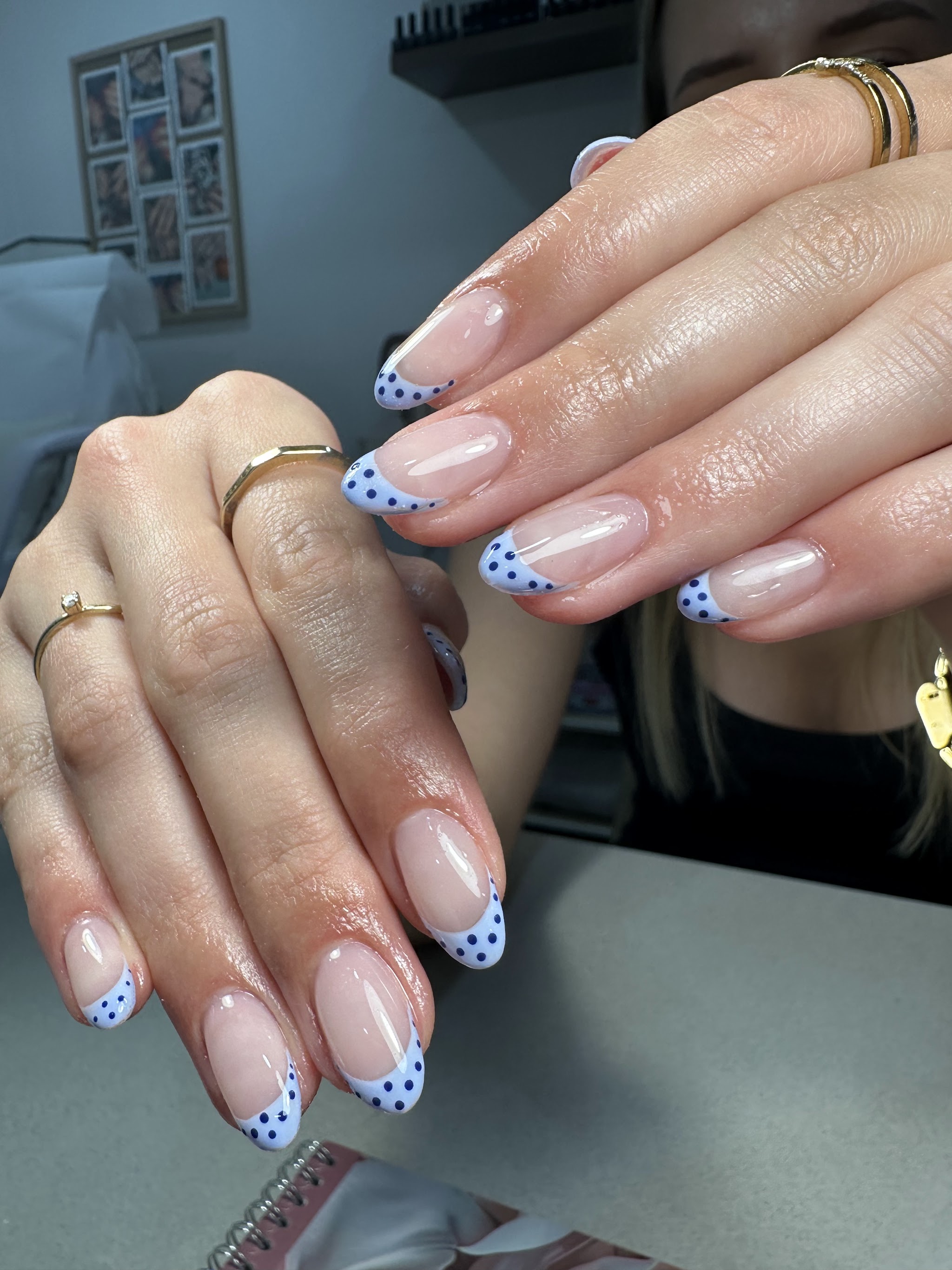 Franse manicure met kleine blauwe details